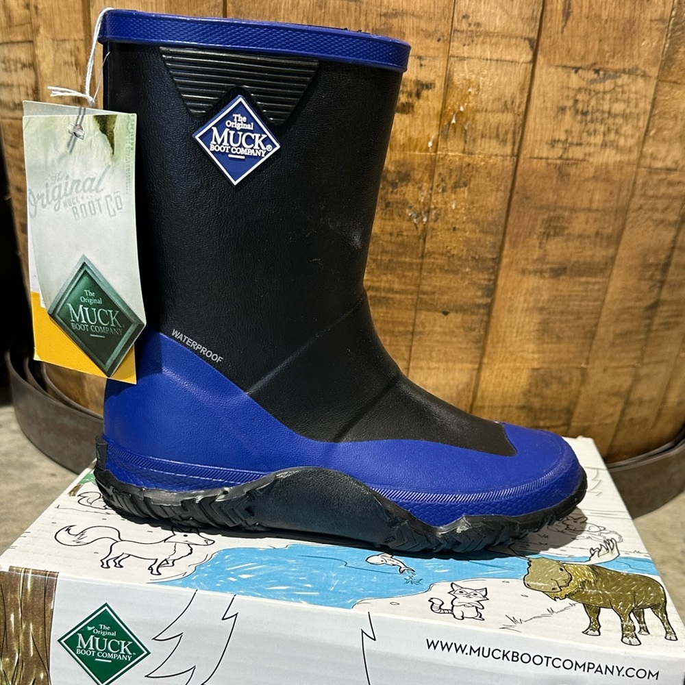 Muck / Youth Forager / Black and Blue